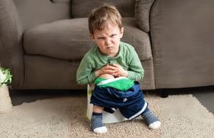 小朋友排便困難、肚子痛？兒童功能性便祕處理全指南